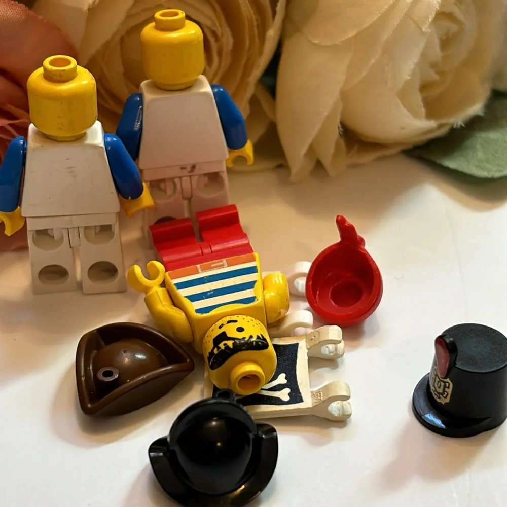 Lego Imperial Soldier 1980s VTG Blue coat soldiers and Pirate and accessories